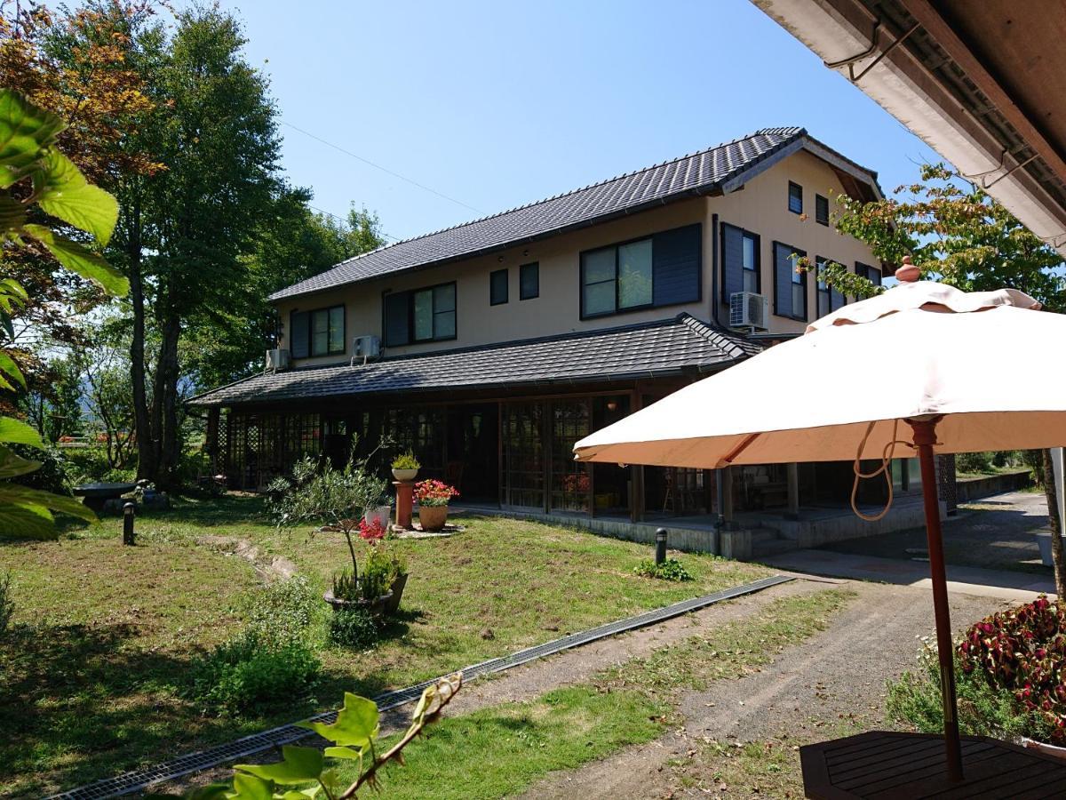 Bed and Breakfast Yufuin Flora House Екстер'єр фото