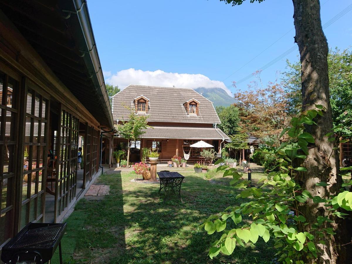 Bed and Breakfast Yufuin Flora House Екстер'єр фото
